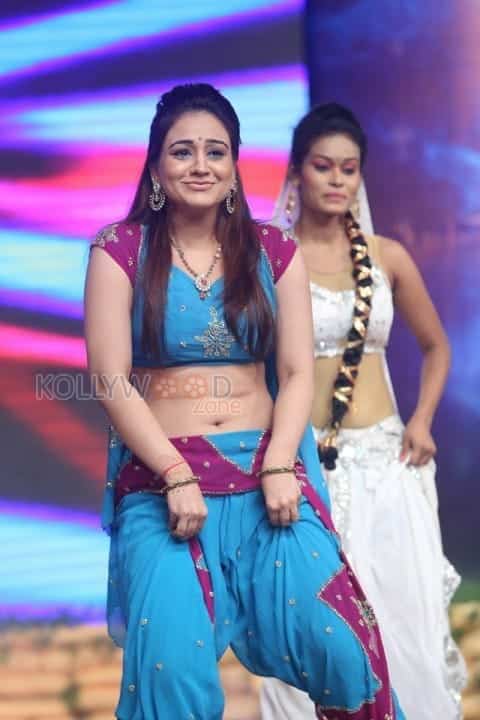 Actress Aksha Pardasany Dance Pictures 03