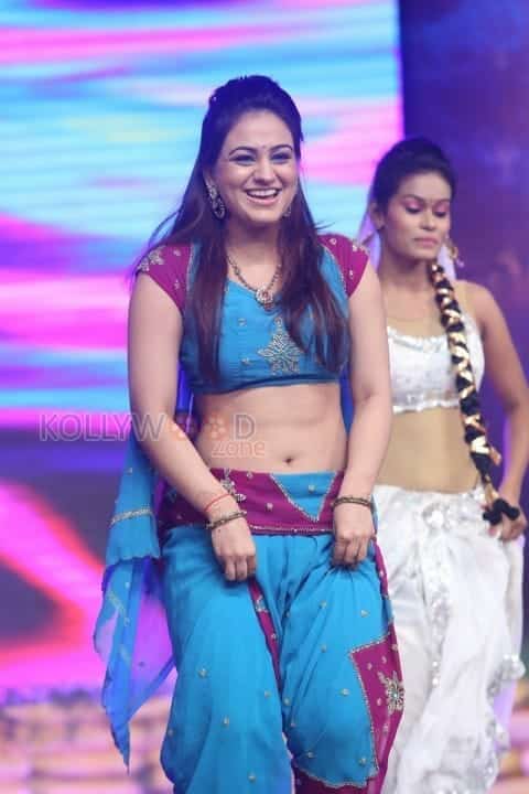 Actress Aksha Pardasany Dance Pictures 04