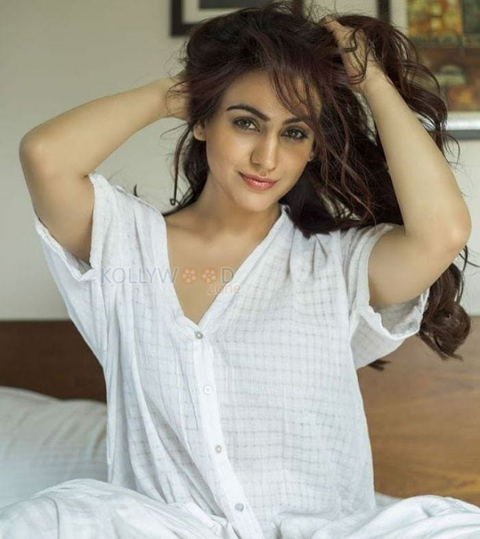 Actress Aksha Pardasany Latest Photoshoot Pictures 13