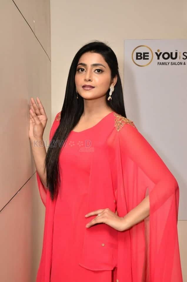 Actress Avanthika Mishra At The Launch Of Be You Family Salon At Lb Nagar Photos 42