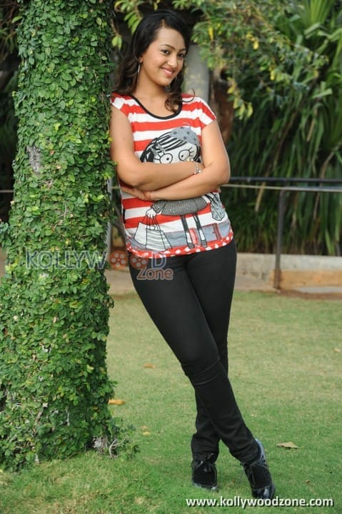 Actress Ester Noronha Photos 28