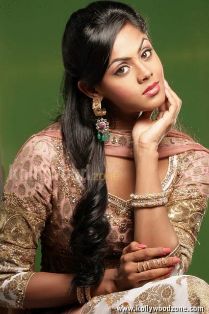 Actress Karthika Sexy Pictures 16