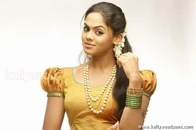 Actress Karthika Sexy Pictures 18