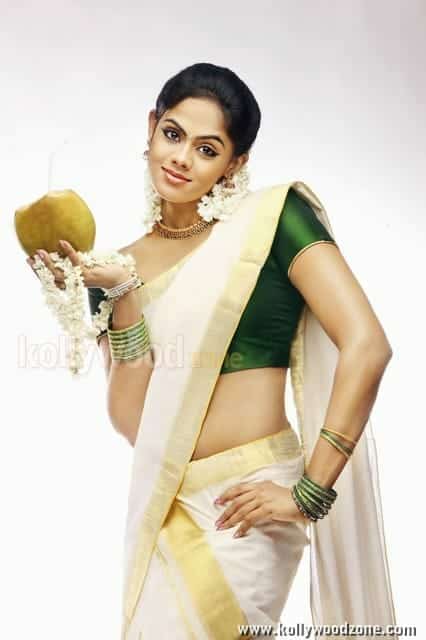 Actress Karthika Sexy Pictures 19