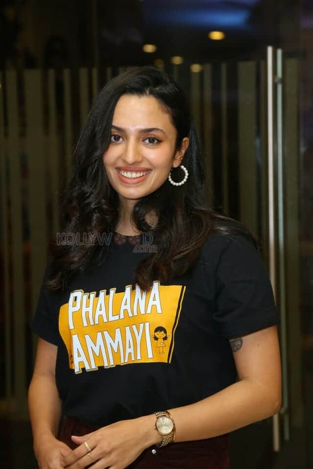 Actress Malavika Nair at Phalana Abbayi Phalana Ammay Movie Teaser Launch 08