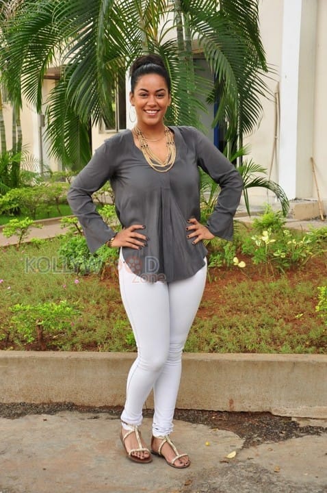 Actress Mumaith Khan New Photos 12