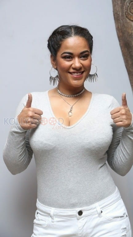 Actress Mumaith Khan New Pictures 13