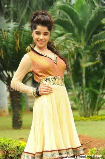 Actress Piaa Bajpai Photos 02