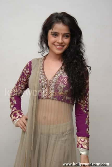 Actress Piaa Bajpai Sexy Pictures 08