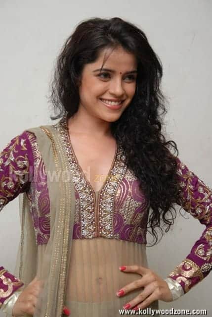 Actress Piaa Bajpai Sexy Pictures 10