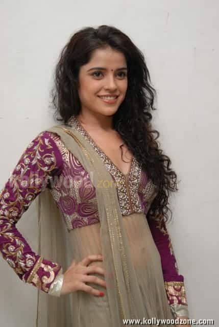 Actress Piaa Bajpai Sexy Pictures 18