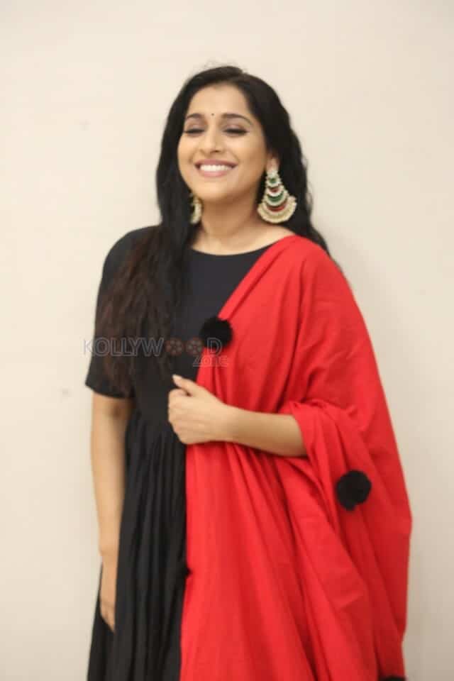 Actress Rashmi Gautam At Anthaku Minchi Movie Teaser Launch Photos 03