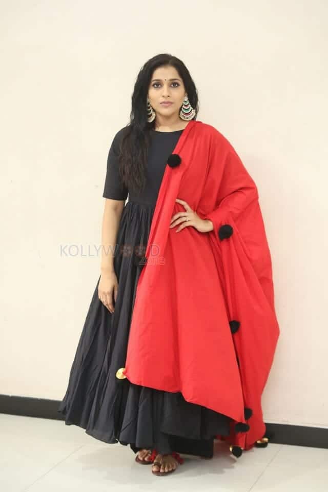 Actress Rashmi Gautam At Anthaku Minchi Movie Teaser Launch Photos 22