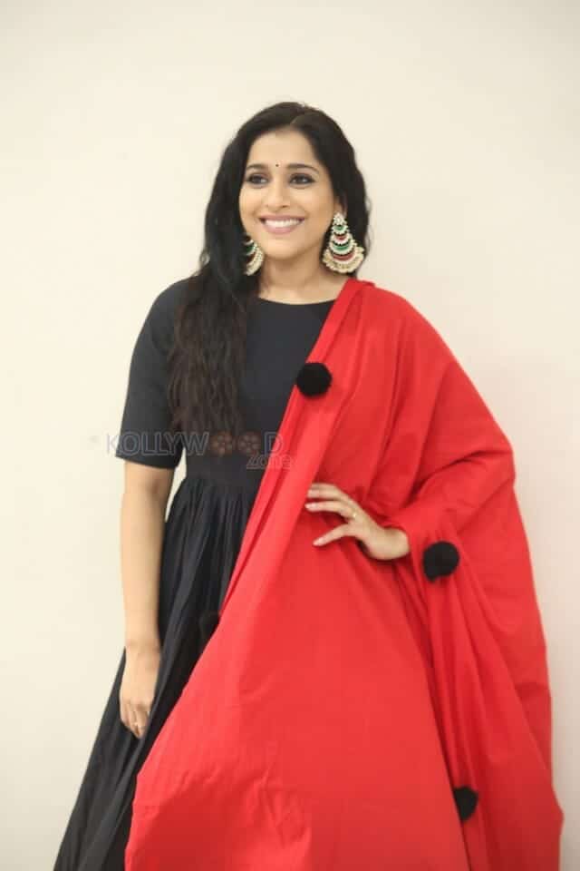 Actress Rashmi Gautam At Anthaku Minchi Movie Teaser Launch Photos 23