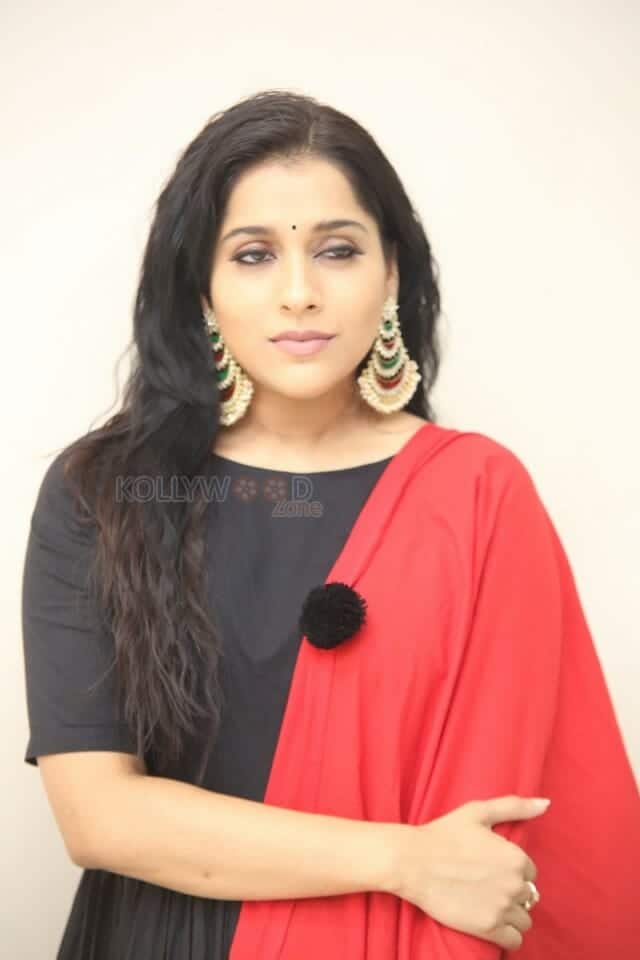 Actress Rashmi Gautam At Anthaku Minchi Movie Teaser Launch Photos 28