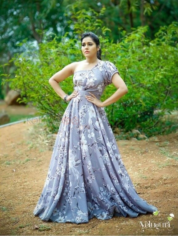 Actress Rashmi Gautam Instagram Photos 19