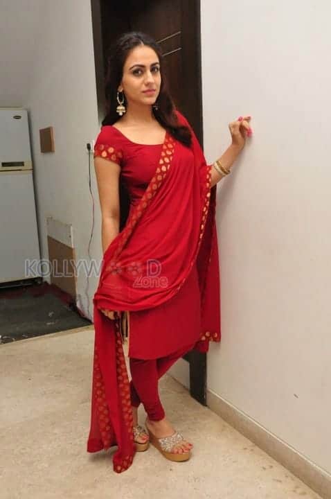 Beautiful Actress Aksha Pictures 01