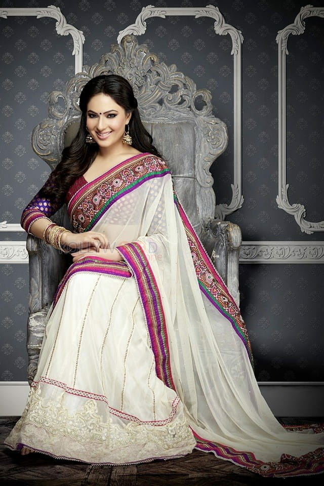 Beautiful Film Actress Nikesha Patel Traditional Saree Photo Shoot Photos 07