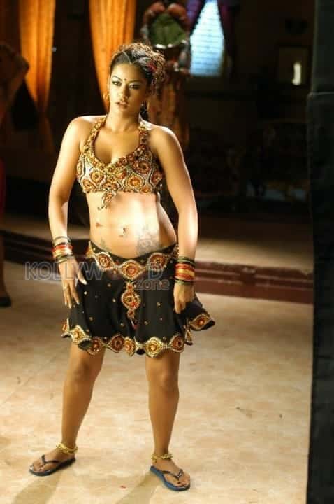 Glamour Actress Mumaith Khan Pictures 08