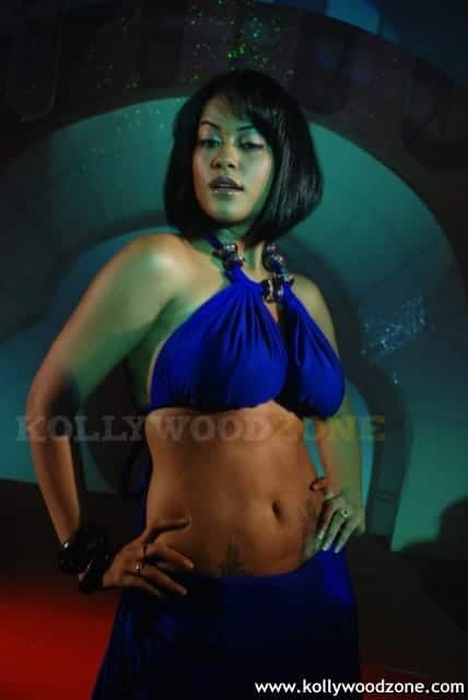 Hot Sexy Mumaith Khan Glamour Stills 18