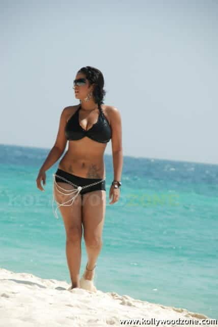 Hot Sexy Mumaith Khan Glamour Stills 33