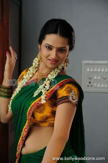 Isha Chawla Cute Sexy Stills 14