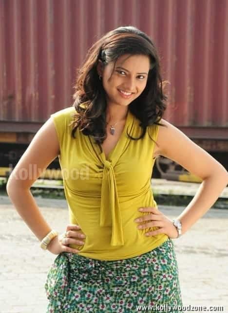 Isha Chawla Hot New Pictures 16