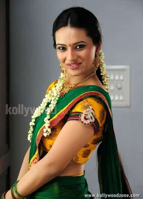 Isha Chawla Sexy In Saree Photo 01