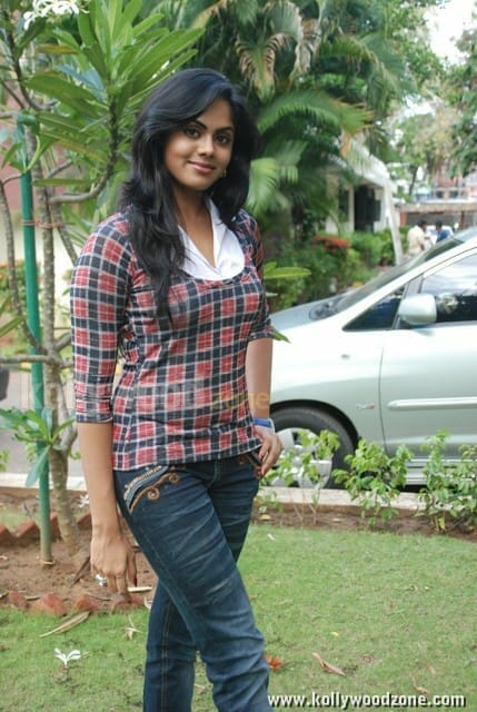 Karthika In Ko Movie Special Show Photos 05