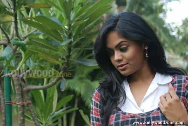 Karthika In Ko Movie Special Show Photos 13