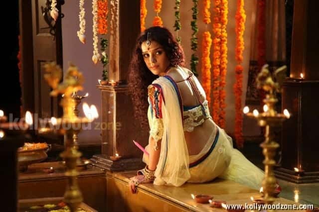 Koottam Movie Heroine Piaa Bajpai Hot Photos 18