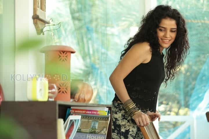 Nerungi Vaa Muthamidathe Movie Heroine Piaa Bajpai Stills 02