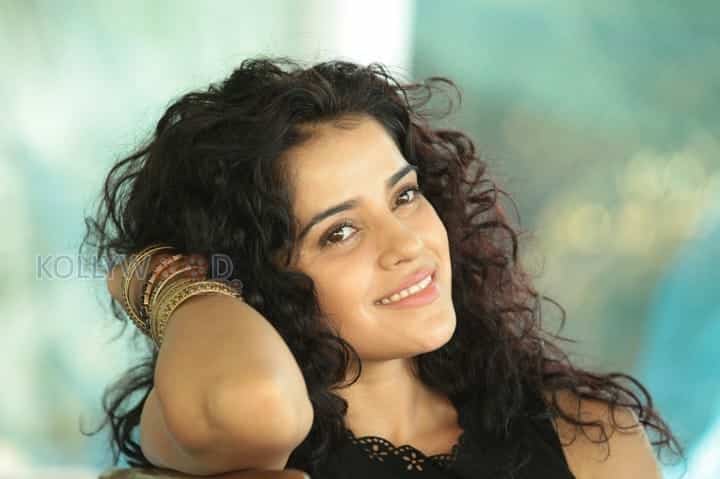 Nerungi Vaa Muthamidathe Movie Heroine Piaa Bajpai Stills 04