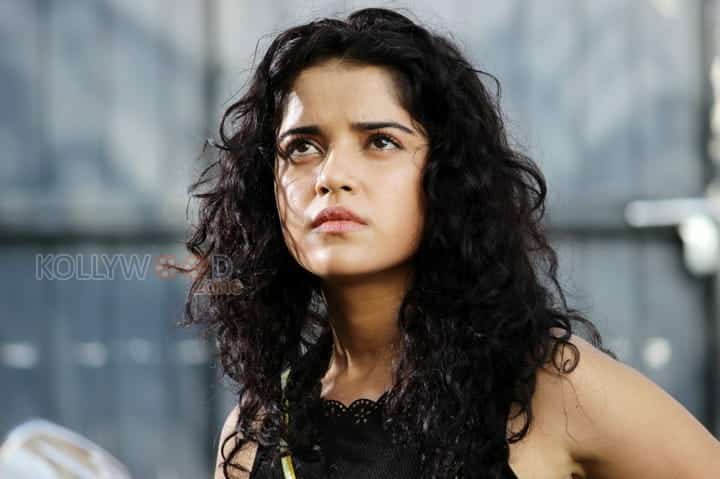 Nerungi Vaa Muthamidathe Movie Heroine Piaa Bajpai Stills 05