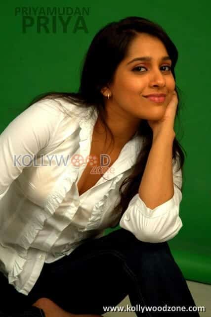 Rashmi Gautam Hot Cleavage Photos 04