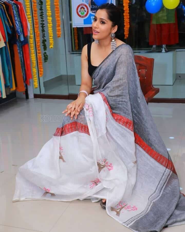 Anchor Rashmi Gautam Latest Photoshoot in Saree