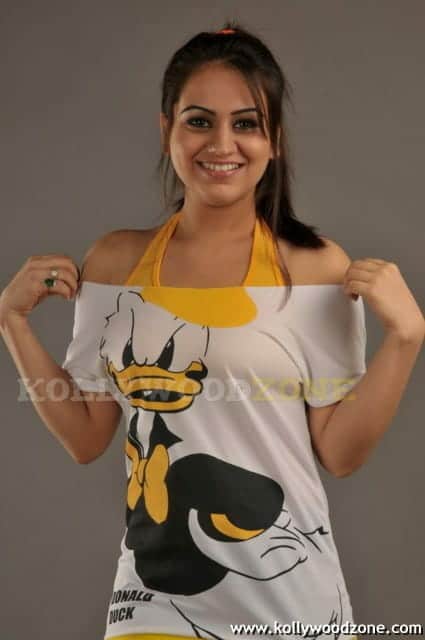 Sexy Actress Aksha Stills 31