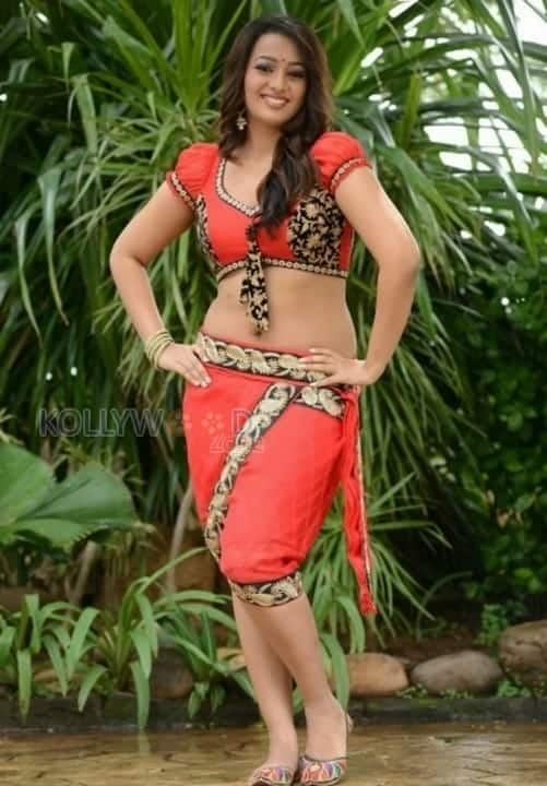 Telugu Actress Esther Noronho Sexy Photos 15