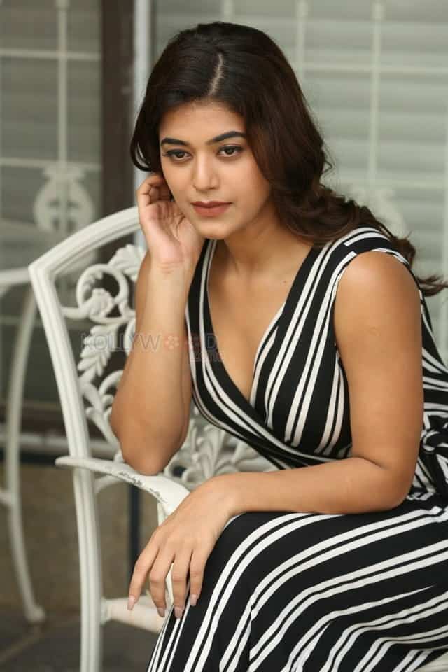 Actress Yamini Bhasker At Bhale Manchi Chowka Beram Movie Interview Photos 33