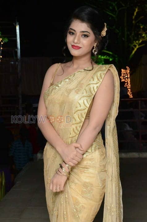 Actress Yamini Bhasker Sexy Stills 18