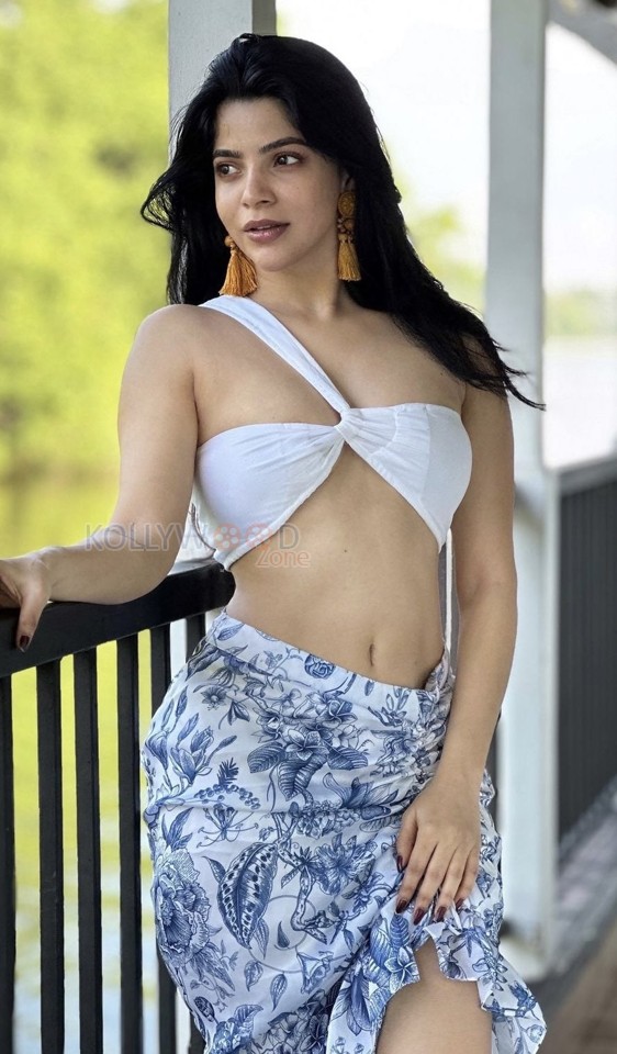 Desirable Divya Bharathi Hot Vacation Photos 02