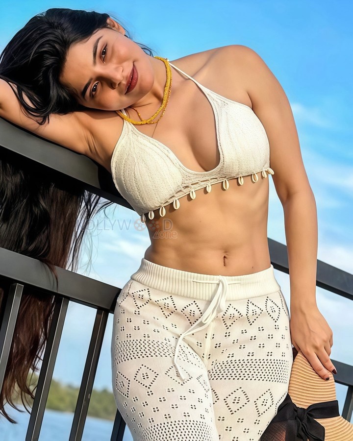 Hot Divya Bharathi in a White Bralette Photo 01