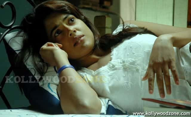 Sameera Reddy In Nadunisi Naaygal Movie Photos 02