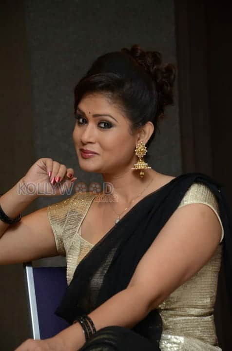 Shilpa Chakravarthy Sexy Black Saree Photos 12