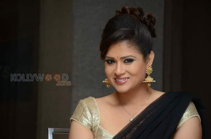 Shilpa Chakravarthy Sexy Black Saree Photos 13