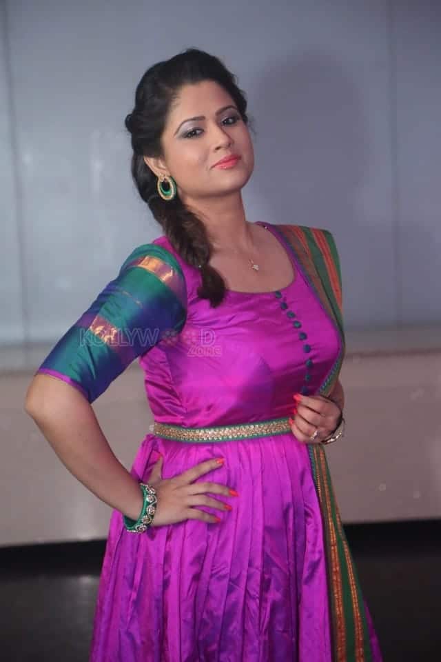 Telugu Anchor Shilpa Chakravarthy Photo Shoot Stills 06