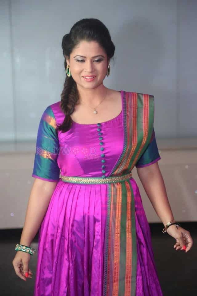 Telugu Anchor Shilpa Chakravarthy Photo Shoot Stills 14