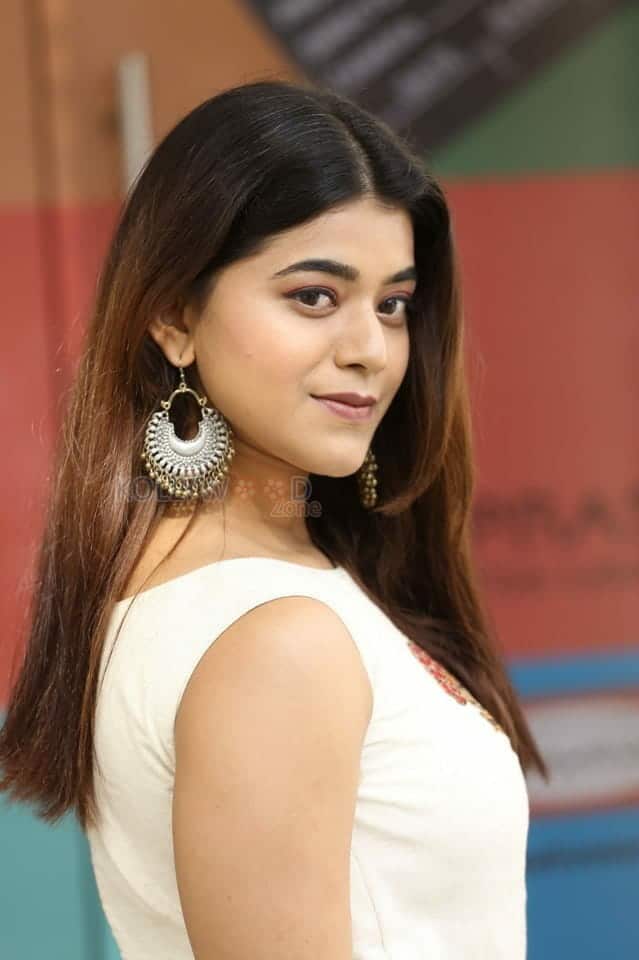 Yamini Bhaskar At Bhale Manchi Chowka Beram Movie Trailer Launch Photos 01