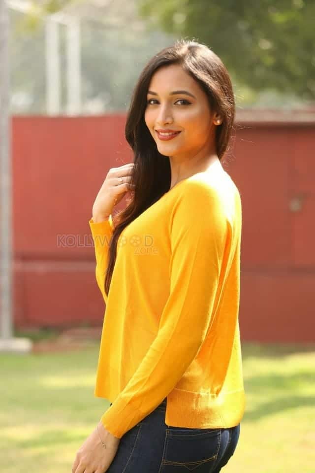 Actress Srinidhi Shetty At Kgf Success Meet Photos 03