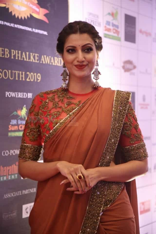 Actress Hamsa Nandini At Dadasaheb Phalke Awards South 2019 Photos 09